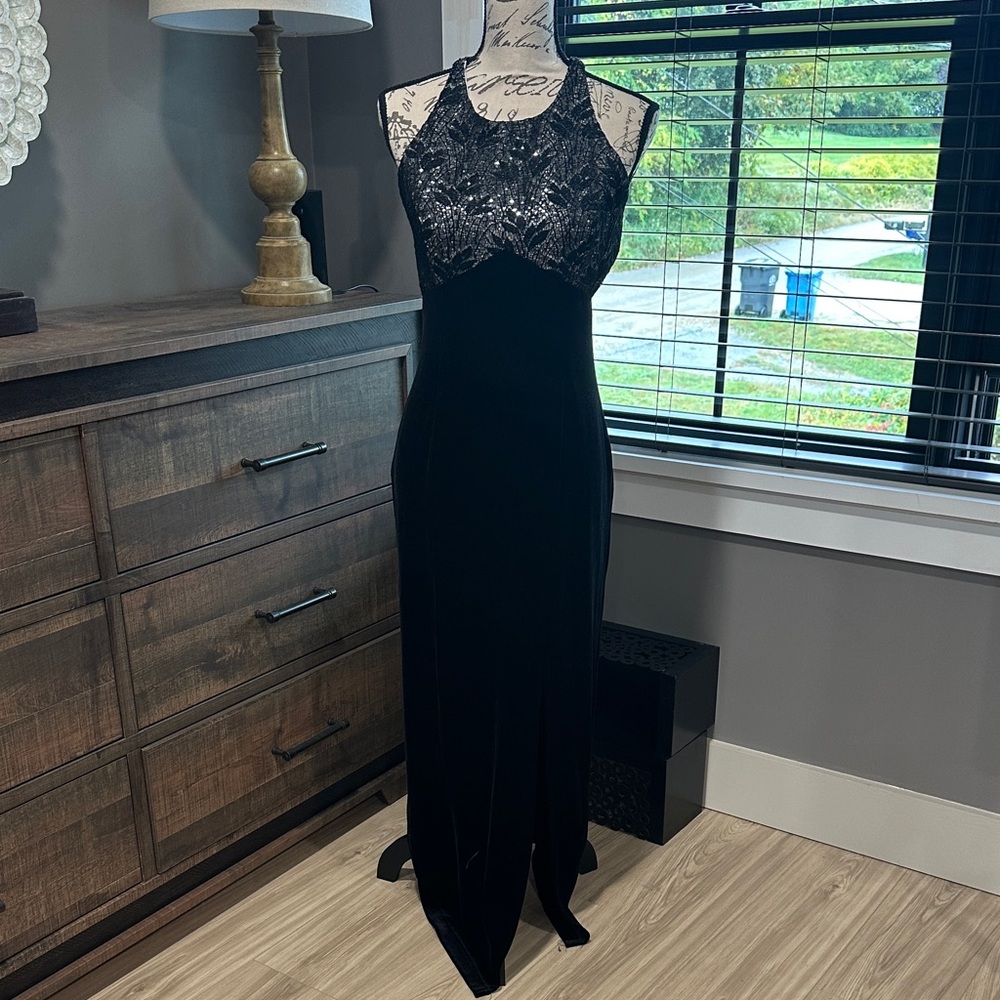 Elegant Black Lace Evening Dress